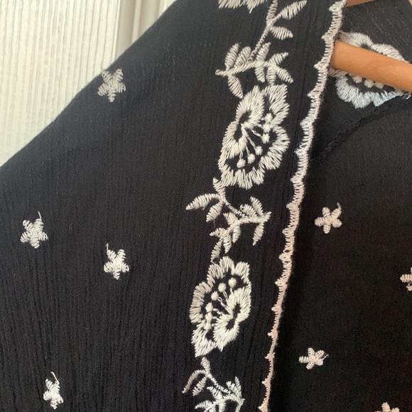 Black sleeveless kimono with white simple flowers from Love Tree - Picture 3 of 4